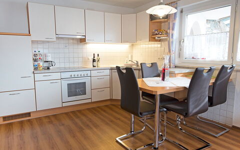 Trummer: Möbel, Countertop, Zimmer, Eigentum, Küche, Cabinetry, Fussboden, Interior Design, Holzboden, Gebäude