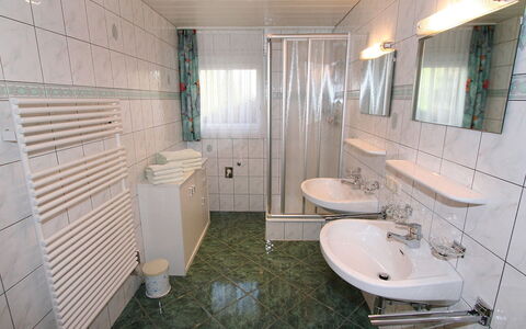 Trummer: Badezimmer, Eigentum, Zimmer, Armatur, Toilette, Interior Design, Fliese, Grundeigentum, Gebäude, Die Architektur