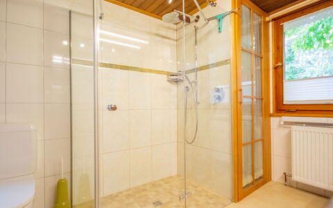 The Schatzie: Duschkopf, Duschtür, Dusche, Badezimmer, Armatur, Interior Design, Flooring, Fussboden, Wand