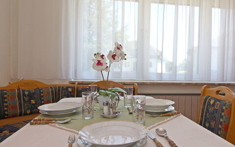 Pannonia: Zimmer, Eigentum, Interior Design, Esszimmer, Tischdecke, Tabelle, Möbel, Kernstück, Vorhang, Geschirr