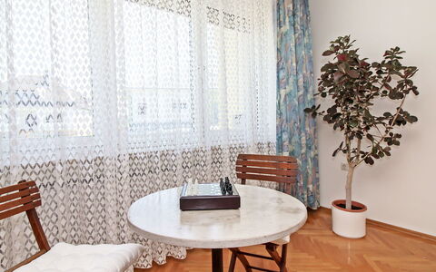 Pannonia: Vorhang, Interior Design, Zimmer, Fensterbehandlung, Eigentum, Möbel, Fensterabdeckung, Wand, Fussboden, Tabelle