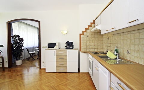Pannonia: Eigentum, Zimmer, Fussboden, Interior Design, Möbel, Gebäude, Haus, Gelb, Die Architektur, Küche