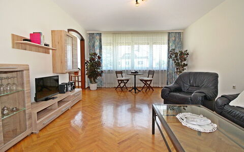 Pannonia: Zimmer, Eigentum, Möbel, Fussboden, Wohnzimmer, Interior Design, Gebäude, Holzboden, Hartholz, Grundeigentum