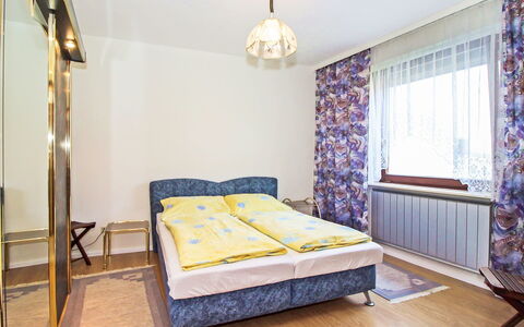 Pannonia: Schlafzimmer, Möbel, Zimmer, Bett, Eigentum, Bettrahmen, Interior Design, Bettdecke, Fussboden, Matratze