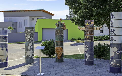 Pannonia: Himmel, Pflanze, Wolke, Gebäude, Strassenbelag, Urban Design, Grundstueck, Gras, Baum, Öffentlicher Raum