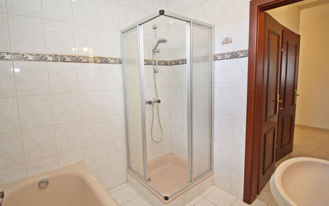Pannonia: Armatur, Duschkopf, Eigentum, Fotografieren, Badewanne, Badezimmer, Dusche, Produkt, Duschtür
