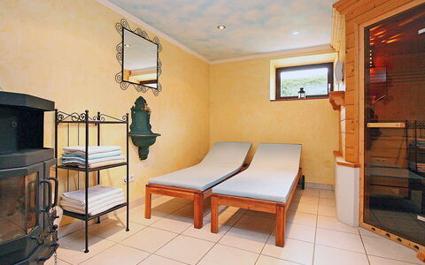 Bergerlodge: Möbel, Eigentum, Bilderrahmen, Gebäude, Holz, Komfort, Interior Design, Wohnzimmer, Flooring, Lampe
