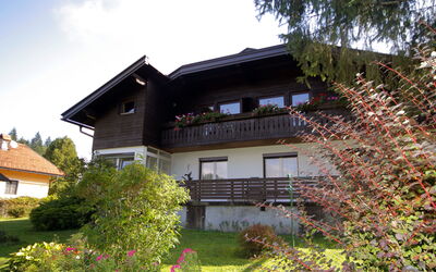 Velden Am Wörthersee 50: Pflanze, Himmel, Blume, Gebäude, Fenster, Haus, Baum, Wolke, Vegetation, Gras