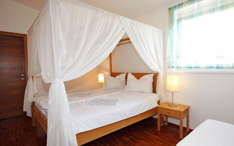 Carinthia: Bett, Möbel, Schlafzimmer, Zimmer, Eigentum, Bettrahmen, Bettdecke, Matratze, Himmelbett, Interior Design