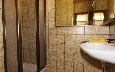 Edelweiss: Badezimmer, Eigentum, Zimmer, Fliese, Wand, Interior Design, Die Architektur, Gebäude, Armatur, Haus