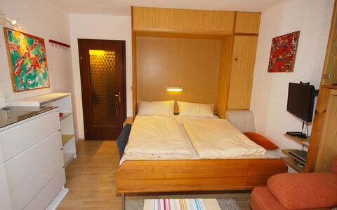 Edelweiss: Möbel, Zimmer, Bett, Schlafzimmer, Eigentum, Bettrahmen, Interior Design, Bettdecke, Fussboden, Gebäude