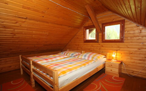 Wassertheureralm: Schlafzimmer, Zimmer, Bett, Möbel, Eigentum, Blockhaus, Dachboden, Bettrahmen, Interior Design, Gebäude