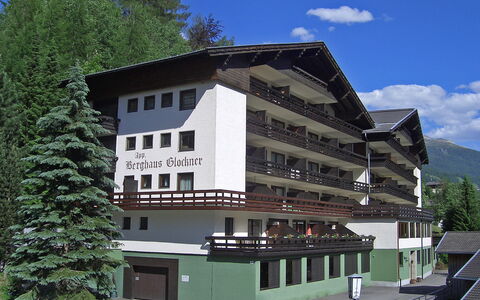 Heiligenblut 10: Himmel, Wolke, Eigentum, Gebäude, Fenster, Baum, Urban Design, Wohngebiet, Fassade, Holz
