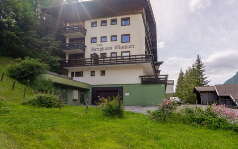 Heiligenblut 10: Pflanze, Wolke, Himmel, Gebäude, Fenster, Eigentum, Baum, Natürliche Landschaft, Grundstueck, Haus