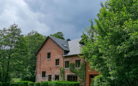 La Rochette: Wolke, Pflanze, Himmel, Gebäude, Fenster, Baum, Natürliche Landschaft, Haus, Gras, Hütte