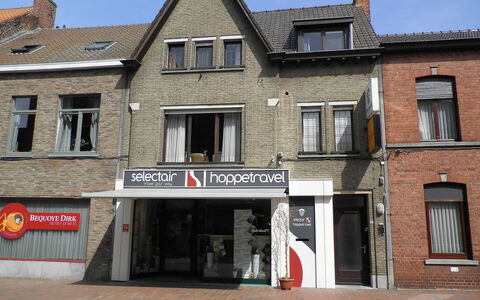Poperinge: Fenster, Himmel, Gebäude, Tür, Fassade, Dach, Haus, Hütte, Stadt