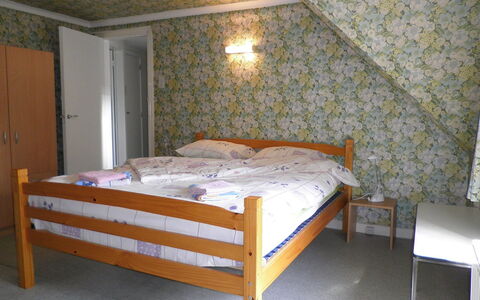 Poperinge: Bett, Schlafzimmer, Möbel, Zimmer, Bettrahmen, Eigentum, Wand, Interior Design, Bettdecke, Matratze