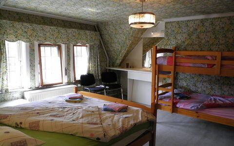 Poperinge: Schlafzimmer, Zimmer, Bett, Möbel, Eigentum, Interior Design, Bettrahmen, Decke, Gebäude, Haus