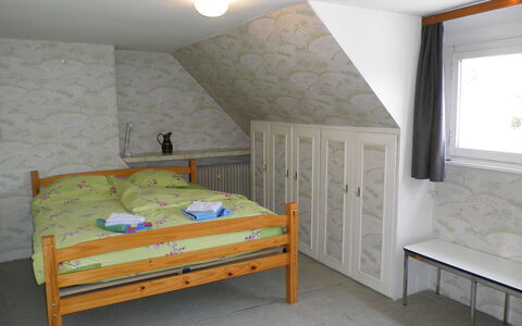 Poperinge: Bett, Zimmer, Möbel, Schlafzimmer, Eigentum, Bettrahmen, Wand, Bettdecke, Interior Design, Fussboden