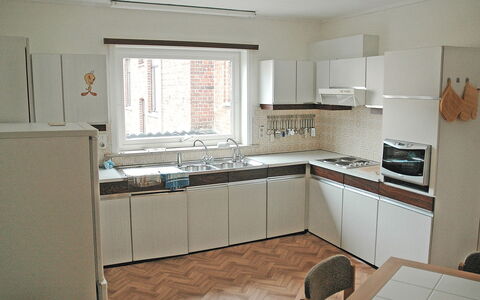 Poperinge: Eigentum, Zimmer, Möbel, Küche, Cabinetry, Gebäude, Countertop, Interior Design, Haus, Fussboden