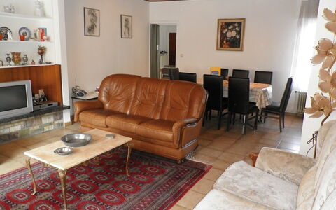 Poperinge: Wohnzimmer, Zimmer, Möbel, Eigentum, Interior Design, Couch, Fussboden, Gebäude, Grundeigentum, Haus