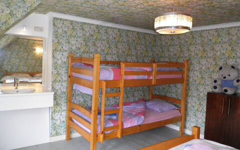 Poperinge: Bett, Zimmer, Möbel, Schlafzimmer, Eigentum, Etagenbett, Interior Design, Haus, Gebäude, Bettdecke