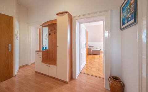 Lovran 111: Tür, Bilderrahmen, Gebäude, Fenster, Holz, Halle, Flooring, Fussboden, Home Door
