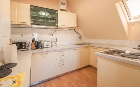 Lovran 111: Cabinetry, Gebäude, Countertop, Eigentum, Küchengerät, Herd, Küche, Cooktop, Sinken, Holz