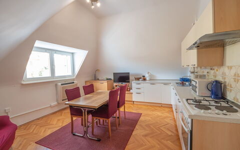 Lovran 111: Möbel, Tabelle, Cabinetry, Fenster, Countertop, Bücherregal, Holz, Gebäude, Couch, Interior Design