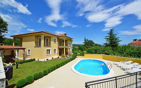 Opatija Mihelići 405: Wolke, Himmel, Wasser, Pflanze, Gebäude, Schwimmbad, Fenster, Baum, Haus, Schatten