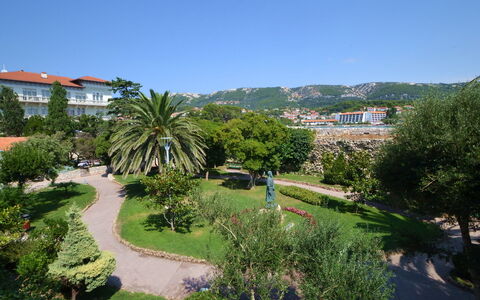 Rab Rab 205: Pflanze, Himmel, Gebäude, Baum, Natürliche Landschaft, Grundstueck, Urban Design, Gras, Arecales, Wohngebiet