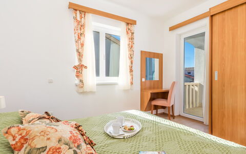 Rab Rab 301: Schlafzimmer, Zimmer, Eigentum, Möbel, Bett, Bettdecke, Interior Design, Bedding, Haus, Grundeigentum