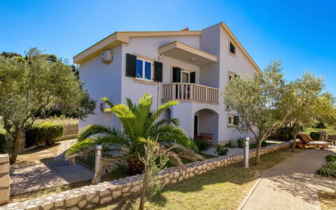 Rab Rab 304: Pflanze, Gebäude, Himmel, Eigentum, Fenster, Pflanzengemeinschaft, Azurblau, Haus, Baum, Grundstueck