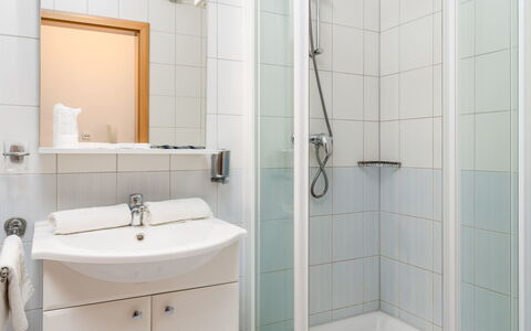 Rab Rab 310: Badezimmer, Eigentum, Zimmer, Zapfhahn, Fliese, Armatur, Bad Zubehör, Wand, Interior Design, Die Architektur