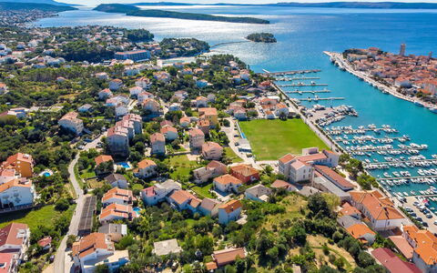 Ivana 2: Wasser, Himmel, Blau, Pflanze, Azurblau, Gebäude, Natürliche Landschaft, Gewässer, Urban Design, Baum
