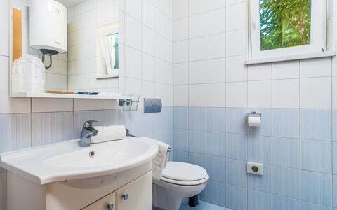 Ivana 2: Badezimmer, Eigentum, Zimmer, Zapfhahn, Fliese, Interior Design, Wand, Die Architektur, Armatur, Grundeigentum