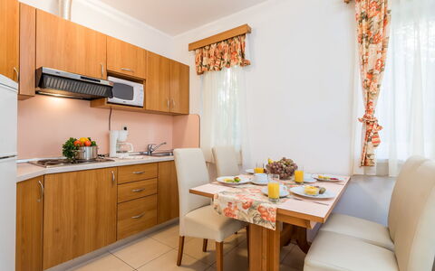 Ivana 2: Zimmer, Möbel, Eigentum, Interior Design, Gebäude, Gelb, Küche, Haus, Fussboden, Tabelle