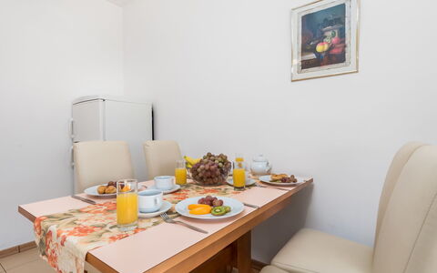 Rab Rab 316: Zimmer, Möbel, Eigentum, Tabelle, Interior Design, Gelb, Esszimmer, Wand, Haus, Gebäude