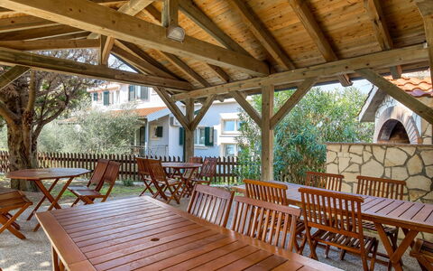 Rab Kampor 631: Möbel, Eigentum, Tabelle, Holz, Baum, Gartenmöbel, Schatten, Interior Design, Stuhl, Veranda