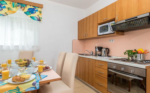 Lucija: Zimmer, Eigentum, Gelb, Möbel, Küche, Interior Design, Türkis, Gebäude, Grundeigentum, Haus