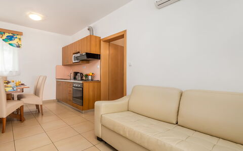 Lucija: Zimmer, Eigentum, Möbel, Grundeigentum, Interior Design, Gebäude, Fussboden, Wohnzimmer, Haus, Suite