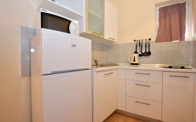 Melandura 110.2: Zimmer, Eigentum, Cabinetry, Möbel, Küche, Major Appliance, Countertop, Interior Design, Haus, Gebäude