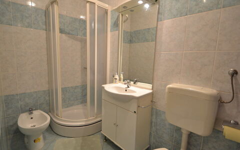 Starigrad-Paklenica 120: Badezimmer, Eigentum, Zimmer, Armatur, Fliese, Wand, Die Architektur, Toilette, Fussboden, Interior Design