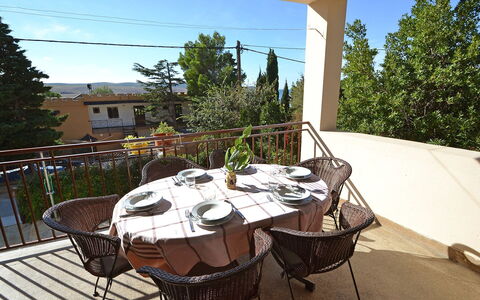 Marija: Eigentum, Grundeigentum, Haus, Zuhause, Gebäude, Terrasse, Zimmer, Tabelle, Estate, Urlaub