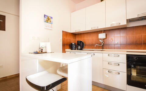 Marija: Cabinetry, Möbel, Countertop, Eigentum, Sinken, Zapfhahn, Gebäude, Küchengerät, Herd, Holz