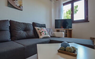 Mara 115.2: Couch, Möbel, Tabelle, Eigentum, Fenster, Azurblau, Komfort, Wohnzimmer, Interior Design, Beleuchtung