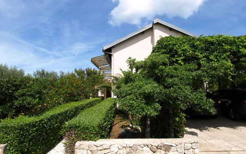 Marija: Eigentum, Haus, Wand, Himmel, Grundeigentum, Zuhause, Gebäude, Die Architektur, Baum, Estate