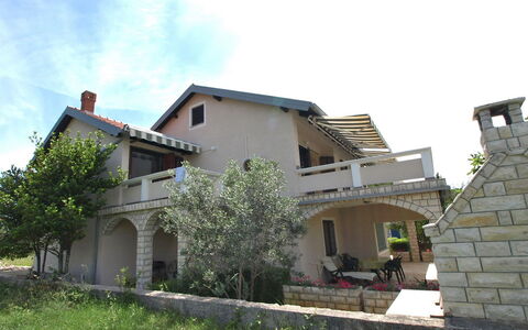 Marija: Eigentum, Haus, Wohngebiet, Gebäude, Zuhause, Grundeigentum, Nachbarschaft, Die Architektur, Estate, Dach