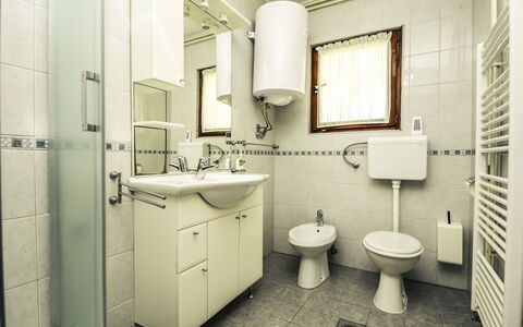 Marija: Eigentum, Sinken, Toilleten Sitz, Bad Sink, Lila, Toilette, Badezimmer, Gebäude, Armatur, Spiegel