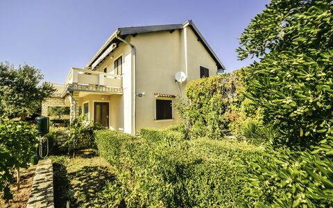 Marija: Pflanze, Himmel, Gebäude, Fenster, Haus, Baum, Grundstueck, Wohngebiet, Gras, Strauch